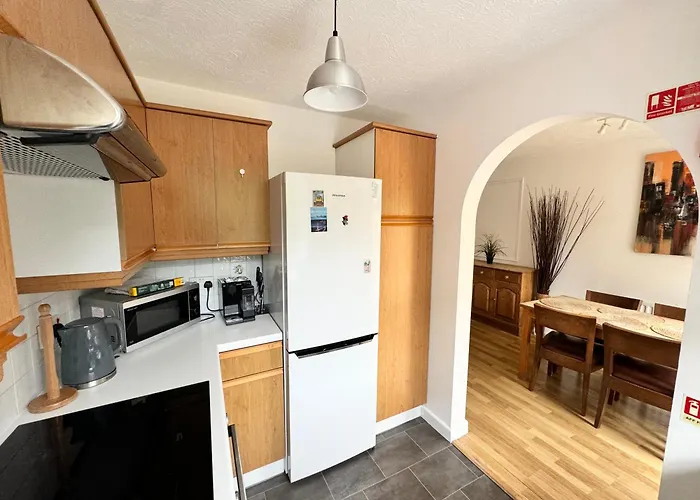 3 Bed House With Parking And Garden Near Tower Bridge