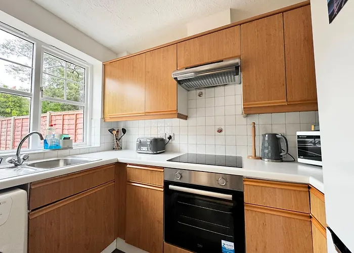 3 Bed House With Parking And Garden Near Tower Bridge