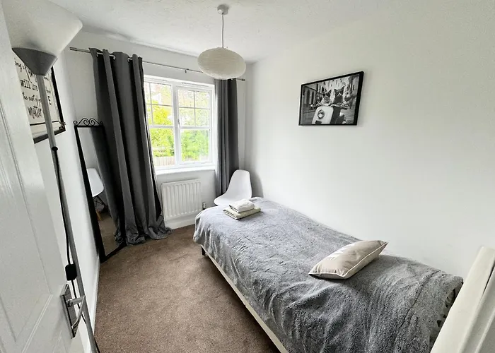 3 Bed House With Parking And Garden Near Tower Bridge